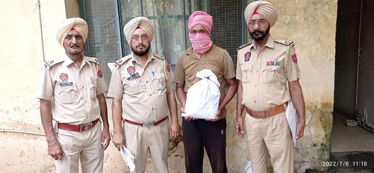 मोरिंडा पुलिस ने  भुक्की  के साथ एक युवक को किया गिरफ्तार