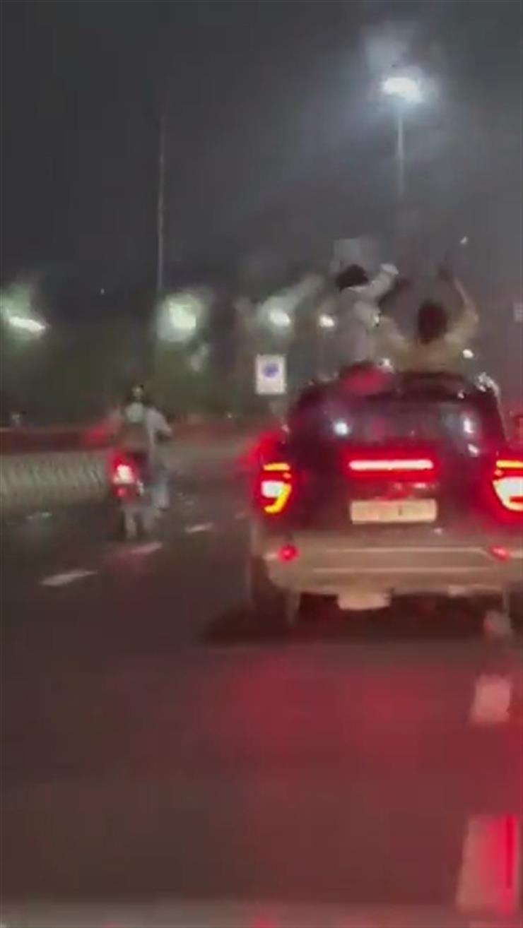 पुलिस सायरन बजा कर रील बनाते और स्टंट करने का वीडियो वायरल, 23 हजार 500 का चालान