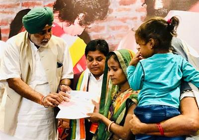 PUNJAB GOVT HANDS OVER CHEQUE Rs. 2.50 CRORE TO FAMILY MEMBERS OF DECEASED FARMERS AND JOURNALIST OF LAKHIMPUR KHERI INCIDENT