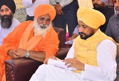 मुख्यमंत्री चन्नी ने किसान आंदोलन के दौरान जान गंवाने वाले किसानों की याद में बनने वाले खेल स्टेडियम का नींव पत्थर रखा