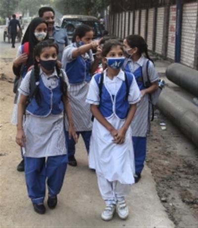 सुप्रीम कोर्ट ने दिल्ली सरकार को लगाई फटकार, कहा- 'माता-पिता वर्क फ्रॉम होम कर रहे और बच्चे स्कूल जा रहे'
