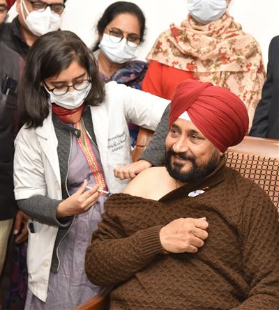 मुख्यमंत्री चन्नी द्वारा लोगों को ओमीक्रोन के मद्देनज़र बचाव के लिए जल्द से जल्द टीकाकरण करवाने की अपील