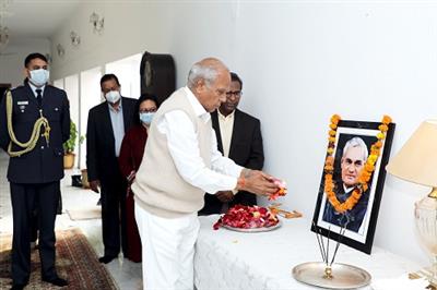 राज्यपाल बनवारीलाल पुरोहित द्वारा अटल बिहारी वाजपेयी को उनकी जयंती पर पुष्पांजलि अर्पित