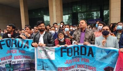 दिल्ली के अस्पतालों में मची अफरा-तफरी, रेजिडेंट डॉक्टरों ने ओपीडी काउंटर किये बंद
