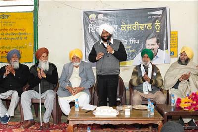 कांग्रेसी सरपंच सहित कई लोग कांग्रेस छोड़ कर आम आदमी पार्टी में शामिल