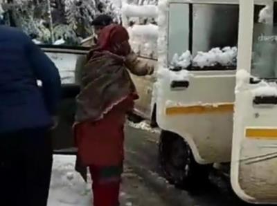 शिमला पुलिस ने बच्चे को सुरक्षित प्रसव के लिए बर्फ में फंसी महिला को पहुंचाया अस्पताल