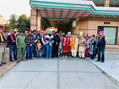 अकाली -बसपा उम्मीदवार सोहाना की पत्नी बीबी हरजिन्दर कौर सोहाना द्वारा गांव पत्तों में चयन प्रचार
