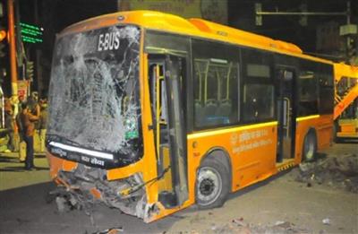 6 dead after electric bus runs over bystanders in Kanpur
