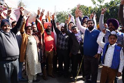 कुलवंत सिंह ने किया फेज 1 मार्कीट का दौरा दुकानदारों द्वारा भव्य स्वागत