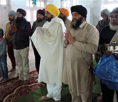  पंजाब के मुख्यमंत्री ने शिवरात्रि के अवसर पर मंदिरों और गुरुघरों में माथा टेका
