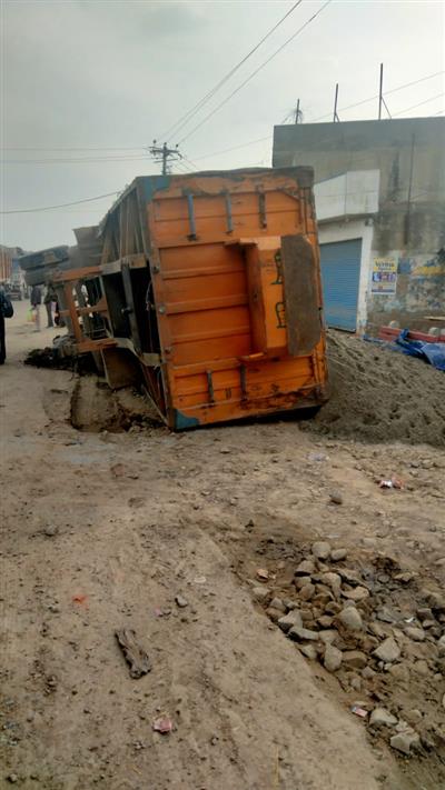  सीवर खुदाई से ट्रक पलटा, लाखों का नुकसान
