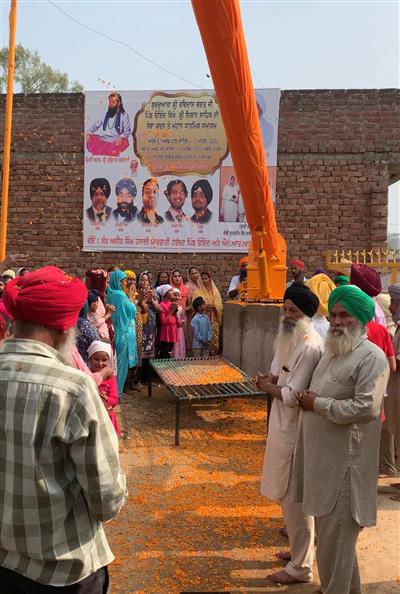 गांव ओइंद के गुरुद्वारा साहिब में होला मोहल्ला के शुभ दिन पर सजे नए निशान साहिब