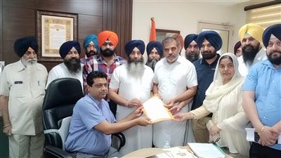 शिरोमणि अकाली दल जिला संगठन मोहाली ने उपायुक्त के माध्यम से राज्यपाल को अपना मांग पत्र सौंपा 
