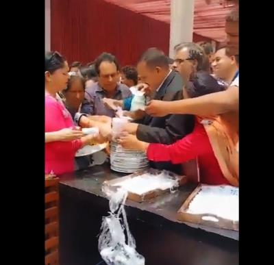 थाली के लिए धक्कामुक्की करते नजर आए पंजाब के शिक्षक, वीडियो वायरल