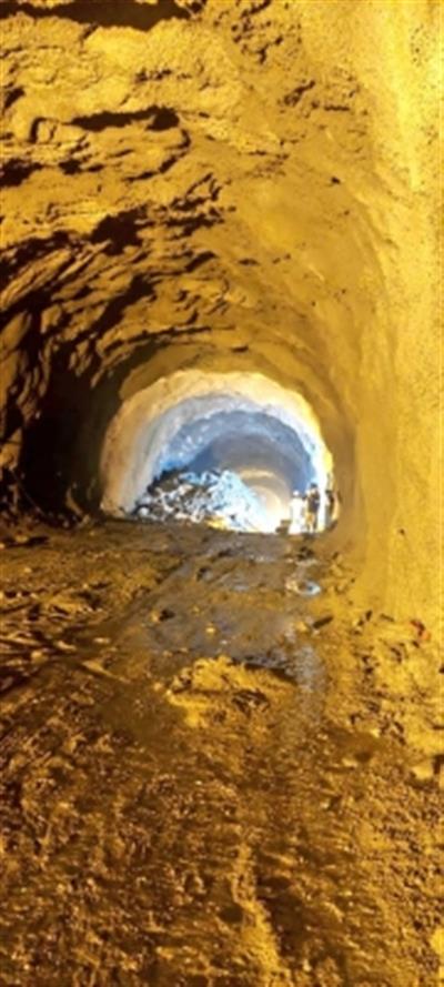 Six feared trapped after tunnel along Jammu-Srinagar highway collapses