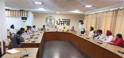 लोक निर्माण मंत्री द्वारा विभाग की ब्रांचों की औचक चैकिंग