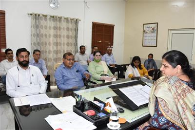 अंतर्राष्ट्रीय योग दिवस की तैयारियों को लेकर जिला परिषद् की मुख्य कार्यकारी अधिकारी अनु श्योकंद ने ली अधिकारियों की बैठक