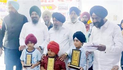गुरमत समर कैंप में जत्थेदार पंजोली द्वारा सम्मानित किए गए छात्र