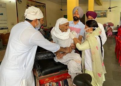 ਕਰੋਨਾ : ਟੀਕਾਕਰਨ ਲਈ ਝੰਡਾ ਬਰਦਾਰ ਬਣੀ 105 ਸਾਲ ਦੀ ਮਾਤਾ ਕਰਤਾਰ ਕੌਰ