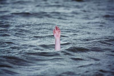Three drown in river while taking a selfie