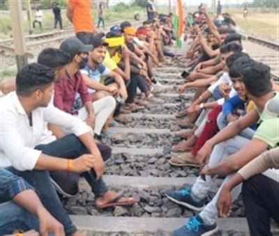 Violent protests against Agnipath scheme continue in Bihar, 2 trains set on fire