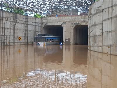  अंडरब्रिज नगर परिषद के अधिकारी जल निकासी का ठीक से प्रबंधन करने में विफल