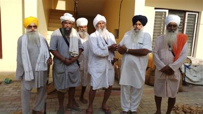कार सेवकों ने गुरुद्वारा श्री गढ़ी साहिब श्री चमकौर साहिब में बने  फ्लैटों की चाबियां प्रबंधन को सौंपी