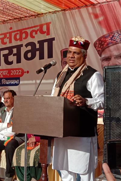 सोलन विधान सभा से प्रत्याशी डॉ. राजेश कश्यप को विजय पुष्प देकर और जीत के बाद दोबारा आने का वादा कर लौटे  केंद्रीय मंत्री