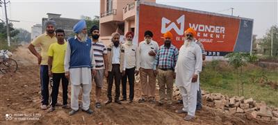 मोरिंडा निवासियों ने सीवरेज अधिकारियों पर सड़कों को समतल करने के नाम पर मिट्टी बेचने का आरोप लगाया