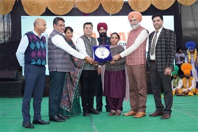 कैबिनेट मंत्री और स्वास्थ्य मंत्री आर्यन्स यूथ फेस्ट में शामिल हुए