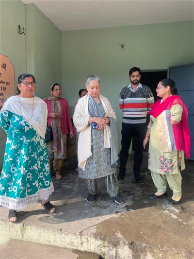 खाद्य आयोग की सदस्य प्रीति चावला ने स्कूलों में मिड डे मील  एवं आंगनबाडी केन्द्रों का निरीक्षण किया.