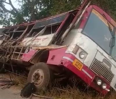 6 killed, 15 injured in bus-truck collision in UP district