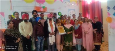 श्रीमती हरप्रीत कौर श्रीमती हरप्रीत कौर व्याख्याता इतिहास को दी गई शानदार विदाई पार्टी