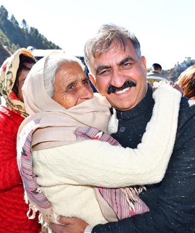 हिमाचल के नए सीएम सुक्खू ने अपने राजनीतिक करियर की शुरुआत 17 साल की उम्र में की थी