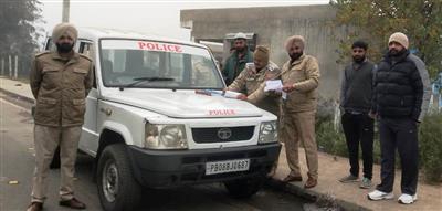 यातायात पुलिस द्वारा नियमों का उल्लंघन करने पर  किए चालान