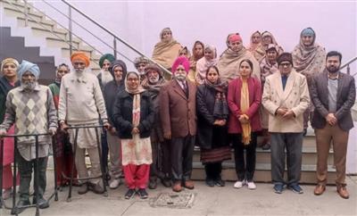 उपायुक्त ने वरिष्ठ नागरिक गृह का दौरा किया  वरिष्ठजनों को दी बधाई