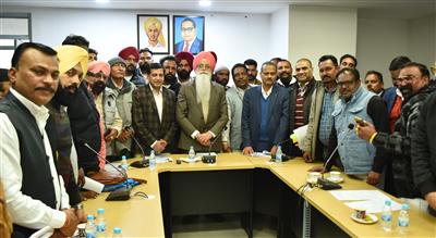 DR INDERBIR SINGH NIJJAR HELD A MEETING WITH THE REPRESNTATIVES OF SAFAI SEWAK AND MUNICIPAL WORK UNIONS