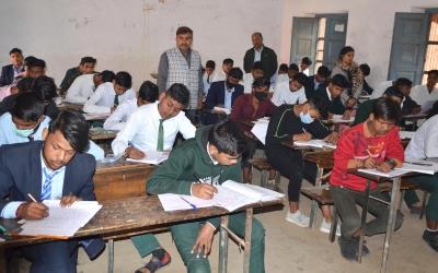 यूपी बोर्ड परीक्षा के दौरान 65 नकलची पकड़े गए