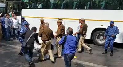 संजय सिंह, गोपाल राय, सौरभ भारद्वाज सहित 50 आप नेता, कार्यकर्ता हिरासत में