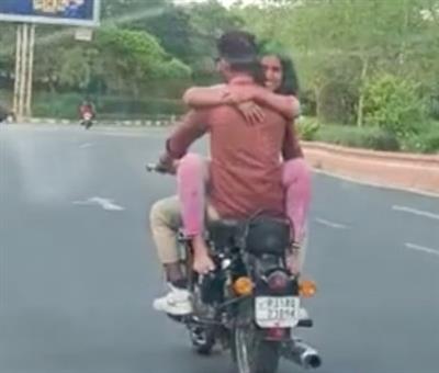 बाइक पर रोमांस करते नजर आए कपल की पुलिस कर रही तलाश