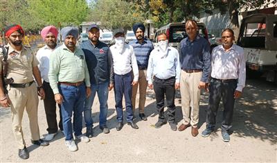VIGILANCE BUREAU NABS ARCHITECT RED HANDED TAKING BRIBE RS. 60,000 FOR MUNICIPAL CORPORATION OFFICIALS