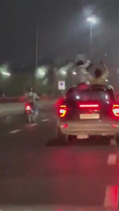 पुलिस सायरन बजा कर रील बनाते और स्टंट करने का वीडियो वायरल, 23 हजार 500 का चालान