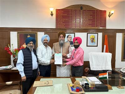 Speaker Kultar Sandhwa handed over a check of 2 lakhs to the Punjab Gatka Association