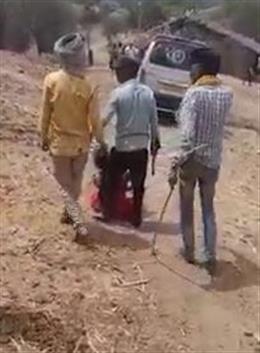 महिला को निर्वस्त्र करके सरेआम पीटा, चार गिरफ्तार