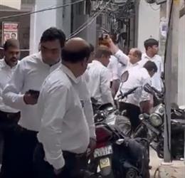 कोर्ट में वकीलों के बीच झड़प, चलीं गोलियां