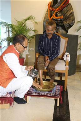 सीधी में हैवानियत के शिकार युवक के सीएम शिवराज ने धोए पैर, मांगी माफी