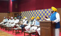 Chief Minister Bhagwant Mann administers the oath to the new state office bearers of AAP Punjab