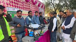 विकसित भारत संकल्प यात्रा के तहत किसानों को खेती में ड्रोन तकनीक अपनाने के लिए किया जा रहा प्रेरित