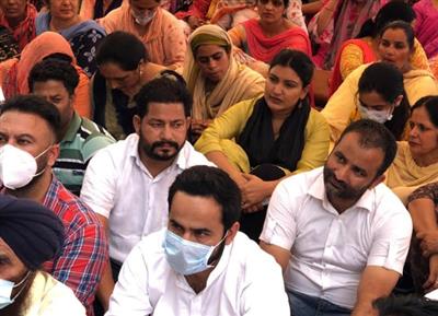 मीत हेयर और अनमोल गगन मान ने मोहाली में अध्यापकों के धरने में हुए शामिल