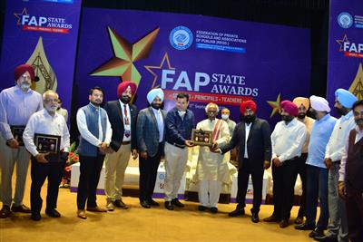 गवर्नर हरियाणा ने आर्यन्स ग्रुप के चेयरमैन डॉ अंशु कटारिया को सम्मानित किया
